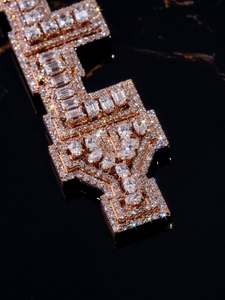 Colgante de Letra Personalizada de Plata de Ley Bañada en Rodio Oro Rosa con Moissanita y Circonitas Baguette - Product Image 3