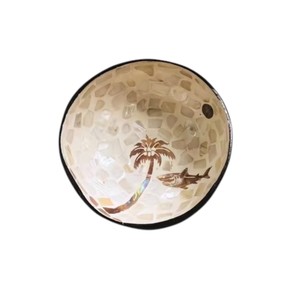 Bol en coquille de noix de coco artisanal, décoré de nacre et de coquillages, pour une décoration tropicale de table. - Product Image 1