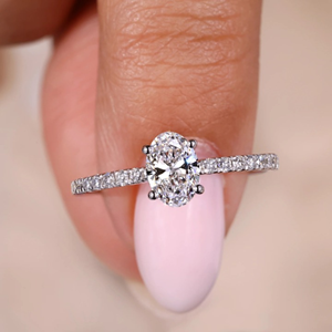Bague de fiançailles en or jaune 14 carats avec diamant solitaire ovale de 0,50 carat, taille ovale, cultivé en laboratoire, et halo caché. - Product Image 1