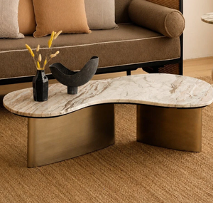 Table basse en marbre organique en forme de rein, soutenue par deux bases en laiton massif, disponible à prix de gros. - Product Image 1