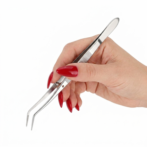Pince médicale/chirurgicale en acier inoxydable tenue par une main avec de longs ongles rouges vibrants et soignés. L'instrument présente une précision - Product Image 3