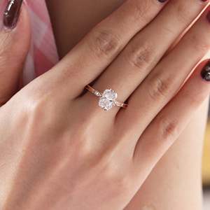 Anillo de compromiso de diamante cultivado en laboratorio de 2 quilates con corte cojín alargado, oro rosa de 14K, banda de catedral de triple punta, venta al por mayor - Product Image 1