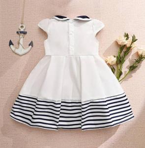 Vestido de fiesta náutico a rayas para niñas pequeñas con lazo decorativo, silueta en A sin mangas con mangas casquillo con volantes - Product Image 6