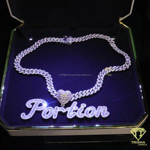 Collar con Colgante Personalizado Vicky con Diamantes de Imitación Moissanite y Cadena Cubana - Proveedor de Joyería - Product Image 4