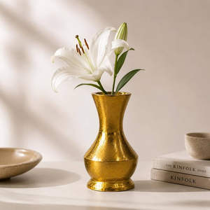 Jarrón tradicional de latón tallado con borde acanalado y grabados florales, disponible a precios de mayorista. - Product Image 2
