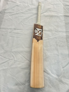 Batte de cricket Mannu Sports Kashmir Willow, qualité supérieure, légère, moderne, pour l'extérieur, en bois naturel indien, durable, avec poignée standard, pour l'entraînement - Product Image 3