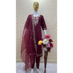 DESIGNER ROMAIN SOIE BRODERIE SEQUENCE TRAVAIL TOP BAS AVEC DUPATTA VIN - Product Image 1