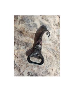 Bandeja para abridores de botellas de metal reciclables y ecológicos con construcción duradera para una colección de artículos de bar sostenibles - Product Image 1