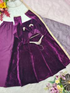 Ensemble prêt-à-porter entièrement cousu en velours de viscose avec broderie de designer et dentelle miroir véritable, comprenant un haut, une jupe et un dupatta. - Product Image 4