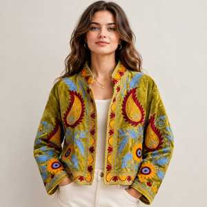 Chaqueta de Mujer de Terciopelo Verde con Bordado Floral, Cuello Alto y Manga Larga para Invierno - Product Image 1