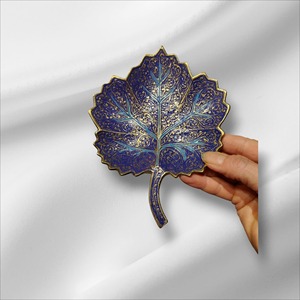 Plateau de service élégant en métal bleu luxueux, design feuille, pour une présentation de table raffinée et une décoration intérieure de luxe, provenant d'Inde. - Product Image 3