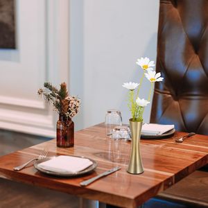 Vase de table moderne et élégant avec poignée, finition dorée, pichet décoratif, hauteur 34 cm - Product Image 4