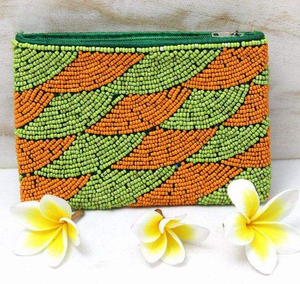 Monedero con bordado de cuentas en forma de corazón. Este monedero con cuentas de semillas en forma de corazón es la combinación perfecta de estilo y comodidad. - Product Image 1
