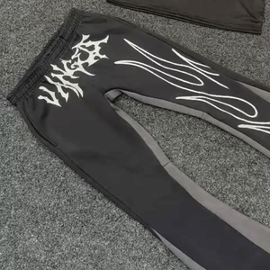Conjunto Deportivo Urbano Negro para Hombre con Estampado Gótico Blanco, Pantalones con Cintura Elástica y Camiseta de Cuello Redondo, Corte Regular, Ropa de Otoño - Product Image 3