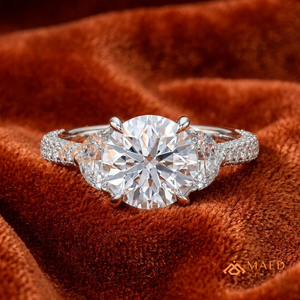 Bague en argent 925 à trois pierres rondes pour femme, style élégant de fiançailles, bijou étincelant, idée cadeau - Product Image 1