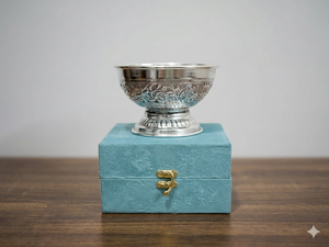 Bol sur piédestal carré en argent gravé allemand moderne |   Bol de service décoratif artisanal indien à motif nature morte - Pour une prompte guérison - Product Image 2