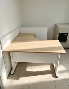 Bureau de travail moderne en forme de L, hauteur réglable, placage bois, cadre blanc, design modulaire minimaliste, bureau à domicile - Product Image 1