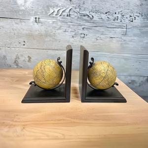 Porte-livres élégant en bois antique avec globe terrestre - Product Image 4
