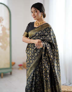 Sari en soie noir et or à motif traditionnel pour femme, tenue de mariage, style Inde Pakistan, longueur au sol, coupe classique, protection solaire intégrale - Product Image 5