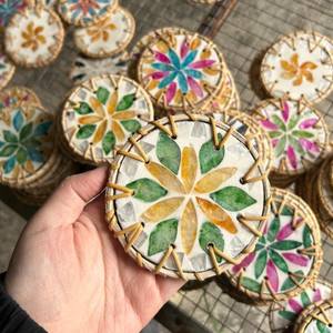 Sous-verres en rotin nacre de 4 pouces avec incrustation de coquillage floral, tapis de boisson tissés style bohème, dessous de tasse, décoration de table côtière, cadeau de pendaison de crémaillère - Product Image 5