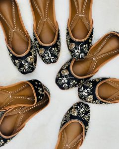 Zapatos Khussa Jutti Punjabi Indios Pakistaníes Hechos a Mano con Pedrería Floral de Verano, Elegantes, en Tallas y Colores Personalizados, Planos y Antideslizantes para Mujer - Product Image 2