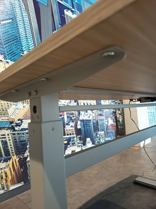 Bureau électrique réglable en hauteur avec plateau en bois et structure métallique avec port USB pour le bureau à domicile - Product Image 4