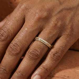 Bague de mariage minimaliste personnalisée en or massif 18 carats pour femme, sertie de diamants de laboratoire taille ronde, collection Wishes Jewelry - Product Image 5