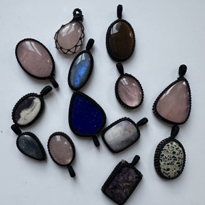 Pendentifs TFH en pierres semi-précieuses, lot de 13 pièces et 233 grammes, pierres polies à la main, pierres aux couleurs vibrantes et cabochons étonnants - Product Image 6