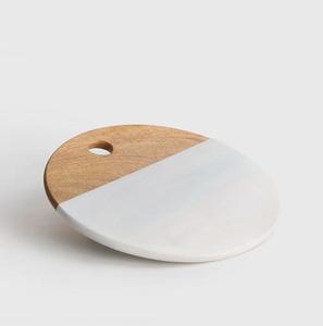 Planche à découper décorative artistique en matériaux mixtes, ronde, avec plateau double en bois et marbre et trou de suspension - Product Image 1