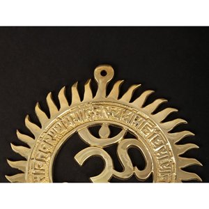 Tenture murale OM de 6 pouces faite à la main avec Gayatri Mantra en laiton fabriqué en Inde pour les cadeaux - Product Image 2