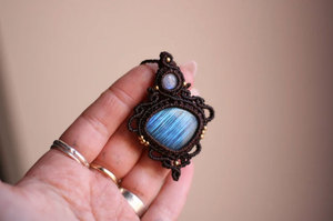 Collier en macramé fait main en labradorite, cordon marron et accents dorés, pendentif bohème de guérison - Product Image 2