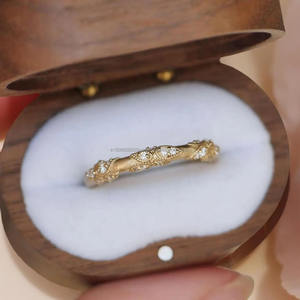 Anillo Moderno para Hombre con Diseño de Hojas, Apilable, Acabado Mate, Minimalista, con Incrustaciones de Moissanita Celestial, Textura Geométrica - Product Image 5