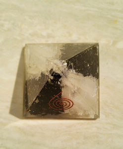 Venta al por mayor nuevo diseño negro turmalina selenita piedra preciosa Reiki Vertical dividida orgón pirámide tallada ágata novela decoración del hogar - Product Image 4