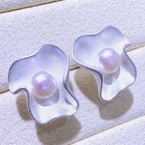 Pendientes de Perlas de Agua Dulce con Flores Mate Esmeriladas de Estilo Retro de Hong Kong para Mujer, Joyería de Estilo Frío para el Trabajo, de Fábrica de Zhuji - Product Image 2