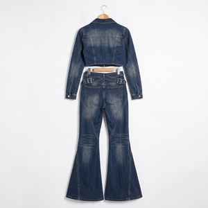 Conjunto de dos piezas de mezclilla azul para mujer: Chaqueta corta con cremallera, jeans acampanados, cinturón con hebilla y costuras en contraste. Proveedor mayorista OEM personalizado. - Product Image 4