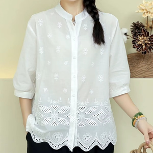 Camiseta holgada vintage para mujer con mangas abullonadas, bordado calado, cuello alto y botón único, estilo casual de moda para verano - Product Image 1