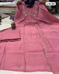 Nuevo conjunto de Kurti-Pant y Dupatta redondo con bordado Zardosi y cuentas, hecho a mano en Mal Chanderi, de la mejor calidad. Proveedor de la India. - Product Image 2