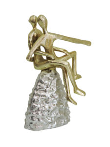 Estatua Moderna Abstracta de Pareja en Aluminio Dorado, Elegante Escultura de Dos Figuras Sentadas en una Roca Plateada, Adorno Decorativo para el Hogar - Product Image 3