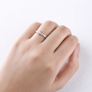 แหวนหมั้นผู้หญิงชุบทองคำขาว 14K ประดับเพชรโมอิสซาไนต์ทรงกลมเจียระไนแบบเหลี่ยม ดีไซน์รูปดอกไม้ ตัวเรือนแบบหนามเตย - Product Image 3