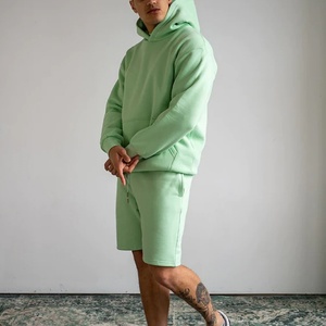 Ensemble de survêtement unisexe personnalisé de haute qualité pour l'hiver, avec sweat à capuche et short de jogging en polaire, idéal pour l'entraînement et le streetwear - Product Image 3