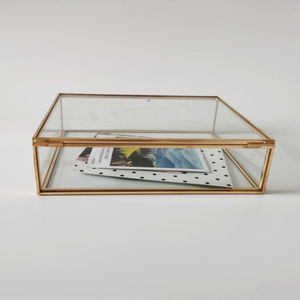 Boîte à bijoux en verre transparent de luxe moderne avec cadre en métal doré, fermeture à boucle et anneau, et couvercle en verre - Product Image 1