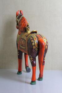 Figura de Caballo de Madera Pintada a Mano, Estilo Moderno, Ecológica y Duradera, Marca Nirmala, para Diwali y Bodas - Product Image 3