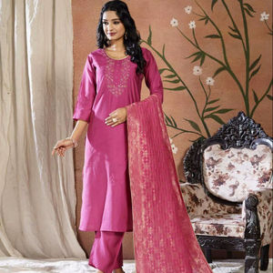 Ensemble Kurta en tissu romain de qualité supérieure, vente en gros, travail manuel, manches trois quarts, longueur mollet, avec pantalon en soie romaine et dupatta - Product Image 1