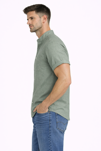 Camisa de Hombre con Cuello Mao en Mezcla de Lino Verde Salvia – Manga Corta, Casual, Veraniega, con Botones y Bolsillo en el Pecho, Ligera - Product Image 2