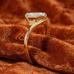 Anillo de compromiso solitario radiante de oro amarillo de 14 quilates con diseño de espiga (chevron) – Anillo clásico de oro solitario radiante de estilo oriental-occidental - Product Image 2