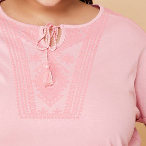 Proveedor de Camisetas Bordadas para Mujer, Camiseta de Algodón Suave de Alta Calidad con Logotipo Bordado Detallado para Marcas de Ropa de Marca Privada - Product Image 5