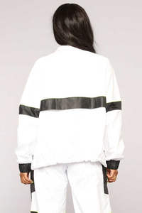 Ensemble de survêtement 2 pièces en nylon coupe-vent 2026 pour femme, tenue de sport d'extérieur, ensembles de jogging, vêtements de sport personnalisables avec logo OEM - Product Image 6