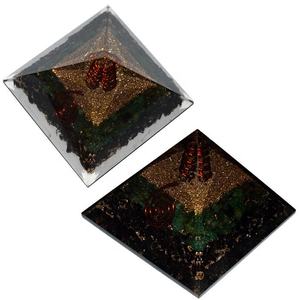 Orgonite verte de haute qualité, pyramide en cristaux de guérison - Product Image 2