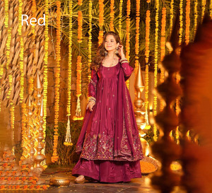 Vente en gros – Nouveauté : Faux Georgette Designer Réversible, Séchage Rapide, Coupe Slim, Haute Qualité, Style Traditionnel Indien, Idéal pour Fêtes et Festivals - Product Image 1