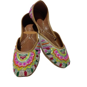 Chaussures classiques traditionnelles tendance pour femmes en cuir véritable avec broderie colorée, fermeture à bande élastique, toutes saisons - Product Image 1